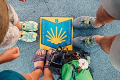 Bilbao, Espagne - 11 juillet 2017 : Trois pieds de piligrims de paires sur le Th photographie stock Bilbao, Espagne - 11 juillet 2017 : Trois pieds de piligrims de paires sur le Th photographie stock