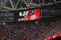 BILBAO HISZPANIA, WRZESIEŃ, - 18: Wideo tablica wyników wskazuje żółtą kartkę karał Raul Garcia w dopasowaniu między Athlet fotografia stock BILBAO HISZPANIA, WRZESIEŃ, - 18: Wideo tablica wyników wskazuje żółtą kartkę karał Raul Garcia w dopasowaniu między Athlet fotografia stock