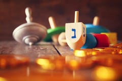 Bild av den judiska ferieChanukkah med trädreidels fotografering för bildbyråer Bild av den judiska ferieChanukkah med trädreidels fotografering för bildbyråer