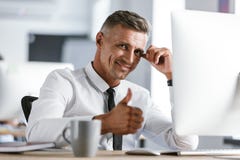 Bild des frohen tragenden weißen Hemdes des Geschäftsmannes 30s und des Bindung sitt stockbild Bild des frohen tragenden weißen Hemdes des Geschäftsmannes 30s und des Bindung sitt stockbild
