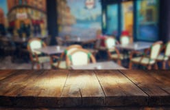 Bild des Holztischs vor Zusammenfassung verwischte Hintergrund von Restaurantlichtern stockfoto Bild des Holztischs vor Zusammenfassung verwischte Hintergrund von Restaurantlichtern stockfoto
