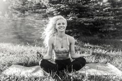 Bild des übenden Yoga der jungen gelockten Sportfrau auf Wolldecke stockfotos Bild des übenden Yoga der jungen gelockten Sportfrau auf Wolldecke stockfotos