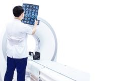 Bild för bildläsning för CT för doktors- eller radiologinnehavfilm av hjärnan fotografering för bildbyråer Bild för bildläsning för CT för doktors- eller radiologinnehavfilm av hjärnan fotografering för bildbyråer
