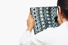 Bildläsning för doktorshåll MRI eller röntgenstrålefilm av högskarven i hans händer royaltyfri foto Bildläsning för doktorshåll MRI eller röntgenstrålefilm av högskarven i hans händer royaltyfri foto