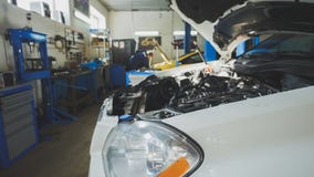 Bilen som förbereder sig för att reparera - parkera bilen i garage det mekaniska seminariet, små och medelstora företag arkivfoton Bilen som förbereder sig för att reparera - parkera bilen i garage det mekaniska seminariet, små och medelstora företag arkivfoton
