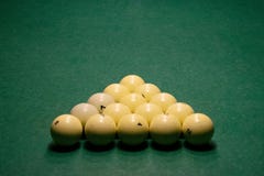 Biljartballen op een groene poollijst royalty-vrije stock fotografie Biljartballen op een groene poollijst royalty-vrije stock fotografie