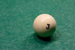 Biljartballen op een groene poollijst royalty-vrije stock afbeeldingen Biljartballen op een groene poollijst royalty-vrije stock afbeeldingen