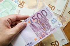 billete de banco del euro 500 a disposición contra la perspectiva del euro, primer imágenes de archivo libres de regalías billete de banco del euro 500 a disposición contra la perspectiva del euro, primer imágenes de archivo libres de regalías