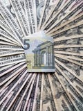 billete de banco europeo de cinco euro y fondo con las cuentas de dólares americanas billete de banco europeo de cinco euro y fondo con las cuentas de dólares americanas