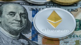 Billete de dólar americano de la moneda de Ethereum del metal más de 100 de plata físicos imagen de archivo libre de regalías Billete de dólar americano de la moneda de Ethereum del metal más de 100 de plata físicos imagen de archivo libre de regalías