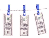 Billets d'un dollar accrochant sur la corde attachée avec des pinces à linge Photo libre de droits Billets d'un dollar accrochant sur la corde attachée avec des pinces à linge Photo libre de droits