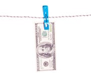 Billets d'un dollar accrochant sur la corde attachée avec des pinces à linge Photo libre de droits Billets d'un dollar accrochant sur la corde attachée avec des pinces à linge Photo libre de droits