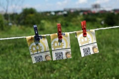 Billets de banque de Bitcoin avec des pinces à linge Photo stock Billets de banque de Bitcoin avec des pinces à linge Photo stock