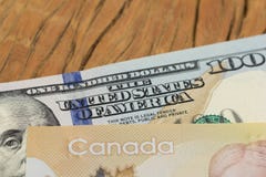 Billets de banque de devise canadienne : Dollar et devise nord-américaine : Dollars US Fermez-vous des factures d'argent liquide images libres de droits Billets de banque de devise canadienne : Dollar et devise nord-américaine : Dollars US Fermez-vous des factures d'argent liquide images libres de droits