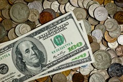 100 billets de banque de Dolar et pièces de monnaie de différents pays photos libres de droits 100 billets de banque de Dolar et pièces de monnaie de différents pays photos libres de droits