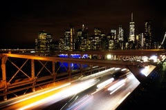 Biltrafik på den Brooklyn bron i New York - USA royaltyfria bilder Biltrafik på den Brooklyn bron i New York - USA royaltyfria bilder