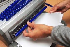 Binding машина с человеком который работает на ем стоковые фото Binding машина с человеком который работает на ем стоковые фото