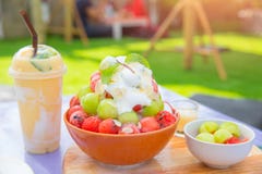 Bingsu-Sommernachtischeis-Fruchtbelag stockfoto Bingsu-Sommernachtischeis-Fruchtbelag stockfoto