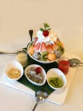 Bingsu, популярный корейский побритый десерт льда со сладким покрывая cho стоковое изображение rf Bingsu, популярный корейский побритый десерт льда со сладким покрывая cho стоковое изображение rf