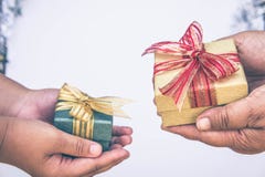 Binnen gevend giftdoos met handen op speciale dagen voor speciale perso royalty-vrije stock foto's Binnen gevend giftdoos met handen op speciale dagen voor speciale perso royalty-vrije stock foto's