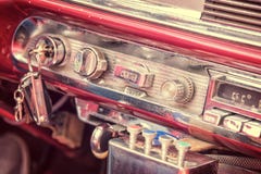 Binnen van een uitstekende klassieke Amerikaanse auto in Cuba stock afbeelding Binnen van een uitstekende klassieke Amerikaanse auto in Cuba stock afbeelding