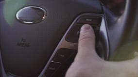 Binnenland van de auto De mens controleert de wijzen van muziek in auto op stuurwiel stock video Binnenland van de auto De mens controleert de wijzen van muziek in auto op stuurwiel stock video