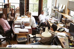 Binnenland van het Bureau van de Bezige Architect met Personeel het Werken Binnenland van het Bureau van de Bezige Architect met Personeel het Werken