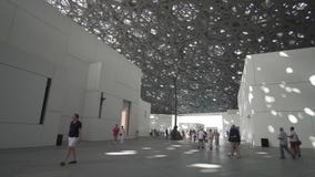 Binnenland van het nieuwe Louvremuseum in Abu Dhabi die bezinningen van de Regen van Lichte koepel tonen royalty-vrije stock foto's Binnenland van het nieuwe Louvremuseum in Abu Dhabi die bezinningen van de Regen van Lichte koepel tonen royalty-vrije stock foto's