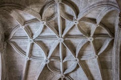 Binnenland van Kathedraal van de incarnatie, detail van kluis door gerichte bogen wordt gevormd die stock foto Binnenland van Kathedraal van de incarnatie, detail van kluis door gerichte bogen wordt gevormd die stock foto