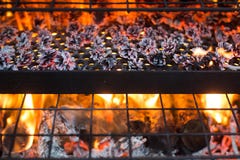 Binnenlands rookhok met open brand stock afbeelding Binnenlands rookhok met open brand stock afbeelding