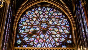 Binnenlandse Beroemde Heilige Chapelle, Details van de Mooie Vensters van het Glasmozaïek royalty-vrije stock foto Binnenlandse Beroemde Heilige Chapelle, Details van de Mooie Vensters van het Glasmozaïek royalty-vrije stock foto