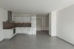 Binnenlandse, brede ruimte met keuken stock fotografie Binnenlandse, brede ruimte met keuken stock fotografie