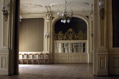 Binnenlandse Rooster Grote rijke zaal in paleis royalty-vrije stock afbeelding Binnenlandse Rooster Grote rijke zaal in paleis royalty-vrije stock afbeelding