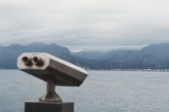 Binocular a fichas na plataforma de vista em Antalya com fundo borrado da cidade e da costa foto de stock royalty free Binocular a fichas na plataforma de vista em Antalya com fundo borrado da cidade e da costa foto de stock royalty free