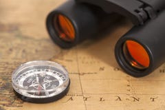 Binoculare e bussola sulla mappa Fotografie Stock Libere da Diritti Binoculare e bussola sulla mappa Fotografie Stock Libere da Diritti