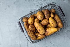 Bio pommes de terre fraîches sur le plan rapproché gris de fond image stock Bio pommes de terre fraîches sur le plan rapproché gris de fond image stock