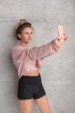 Bionda allegra esile che prende selfie fotografia stock Bionda allegra esile che prende selfie fotografia stock