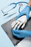 Bionic protetyczna ręka lekarka Nowożytny mechaniczny sztuczny organ obraz stock Bionic protetyczna ręka lekarka Nowożytny mechaniczny sztuczny organ obraz stock