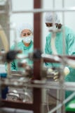 Biotech που ελέγχει τους ερευνητές βιομηχανίας εξοπλισμού στοκ εικόνα με δικαίωμα ελεύθερης χρήσης Biotech που ελέγχει τους ερευνητές βιομηχανίας εξοπλισμού στοκ εικόνα με δικαίωμα ελεύθερης χρήσης