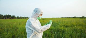 Biotechnologiewissenschaftler auf Sommerfeld lizenzfreie stockfotografie Biotechnologiewissenschaftler auf Sommerfeld lizenzfreie stockfotografie