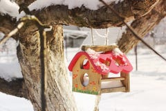 Birdhouse το χειμώνα έξω στοκ φωτογραφία με δικαίωμα ελεύθερης χρήσης Birdhouse το χειμώνα έξω στοκ φωτογραφία με δικαίωμα ελεύθερης χρήσης