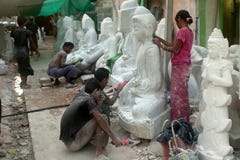 Birmanisches Mannschnitzen und -frau großen Marmor-Buddha polierend Stockfoto Birmanisches Mannschnitzen und -frau großen Marmor-Buddha polierend Stockfoto