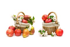 Birnen und Äpfel in einer Korbnahaufnahme auf einem weißen Hintergrund Stockfotografie Birnen und Äpfel in einer Korbnahaufnahme auf einem weißen Hintergrund Stockfotografie