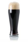 Birra scura in vetro con schiuma fotografia stock libera da diritti Birra scura in vetro con schiuma fotografia stock libera da diritti