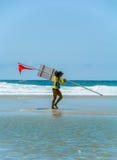 BISCARROSSE, FRANCES - 17 JUILLET 2018 : Maître nageur sur la plage avec une alerte qui avertit des nageurs de ne pas entrer dans image libre de droits BISCARROSSE, FRANCES - 17 JUILLET 2018 : Maître nageur sur la plage avec une alerte qui avertit des nageurs de ne pas entrer dans image libre de droits