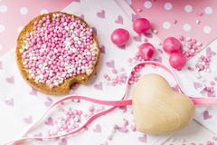 Biscoito com as bolas cor-de-rosa do anis, muisjes, deleite holandês típico quando um bebê for nascido nos Países Baixos imagem de stock royalty free Biscoito com as bolas cor-de-rosa do anis, muisjes, deleite holandês típico quando um bebê for nascido nos Países Baixos imagem de stock royalty free