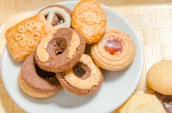 Biscotti assortiti sul vassoio di legno immagini stock libere da diritti Biscotti assortiti sul vassoio di legno immagini stock libere da diritti