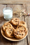 Biscotti con latte e la stella di natale fotografia stock Biscotti con latte e la stella di natale fotografia stock