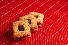 Biscotti del chip della sabbia del cioccolato impilati su su un piatto, pronto ad essere servito con copyspace fotografia stock libera da diritti Biscotti del chip della sabbia del cioccolato impilati su su un piatto, pronto ad essere servito con copyspace fotografia stock libera da diritti