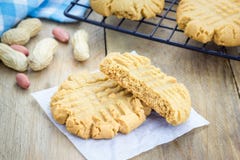 Biscotti di burro di arachidi di recente al forno su uno scaffale di raffreddamento fotografie stock libere da diritti Biscotti di burro di arachidi di recente al forno su uno scaffale di raffreddamento fotografie stock libere da diritti